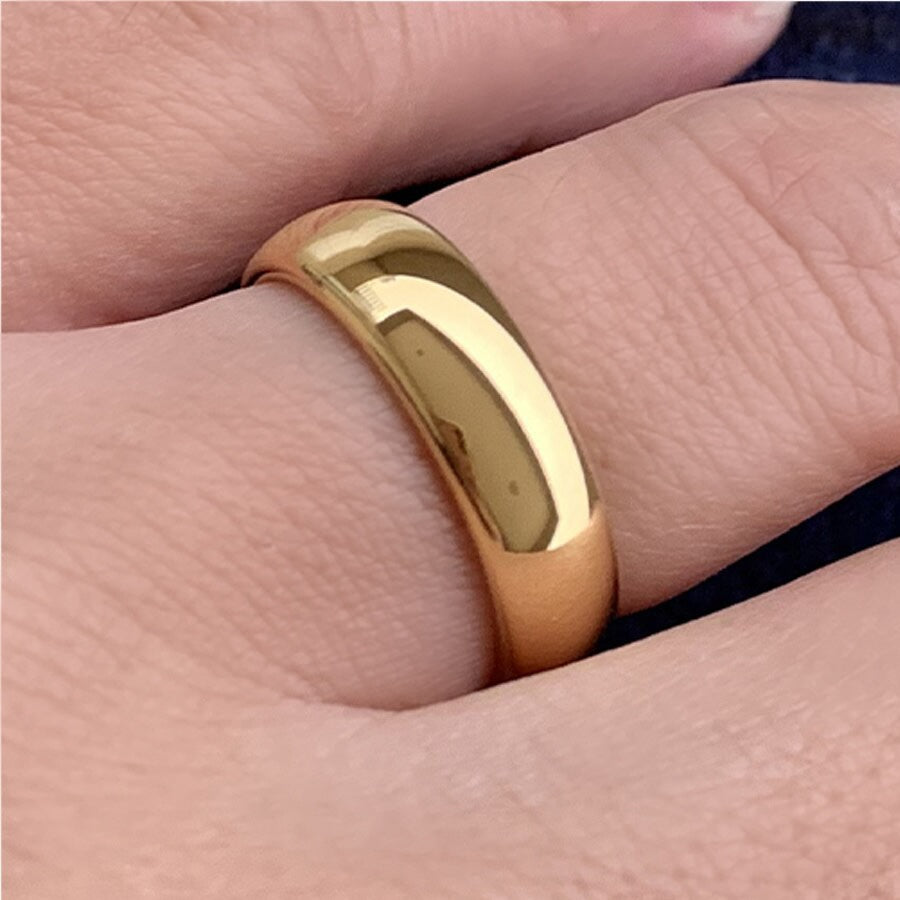 Men’s gold wedding ring